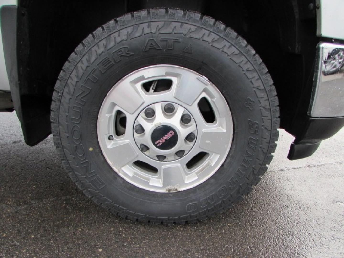 2011 Silver /Gray GMC Sierra 2500HD SLE (1GT220CG1BZ) with an 6.0 Gasoline V8 engine, 6 speed automatic transmission, located at 4562 State Avenue, Billings, MT, 59101, (406) 896-9833, 45.769516, -108.526772 - 2011 GMC Sierra 2500HD SLE Ext. Cab 4WD - One owner - Low miles! 6.0 gasoline V8 engine - 6 speed automatic transmission - 4WD - 94,830 miles - Inspected and serviced - copy of inspection and work performed as well as full vehicle history report provided - Financing available! SLE package - du - Photo#6